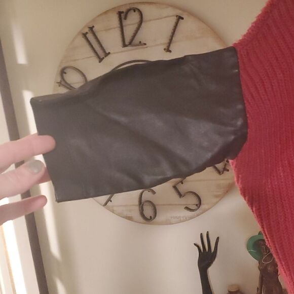 Oversized knit sweater with faux leather arms - Picture 2 of 6
